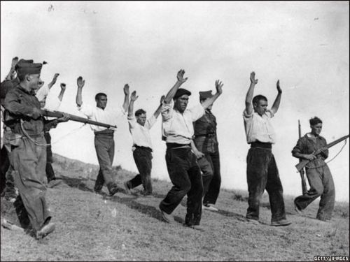 2.Soldados franquistas escoltam um grupo de soldados republicanos. O fim da contenda marcou o inicio da repressão franquista. Cerca de 500 mil refugiados cruzaram a fronteira entre a França e a Espanha no inverno de 1939. 